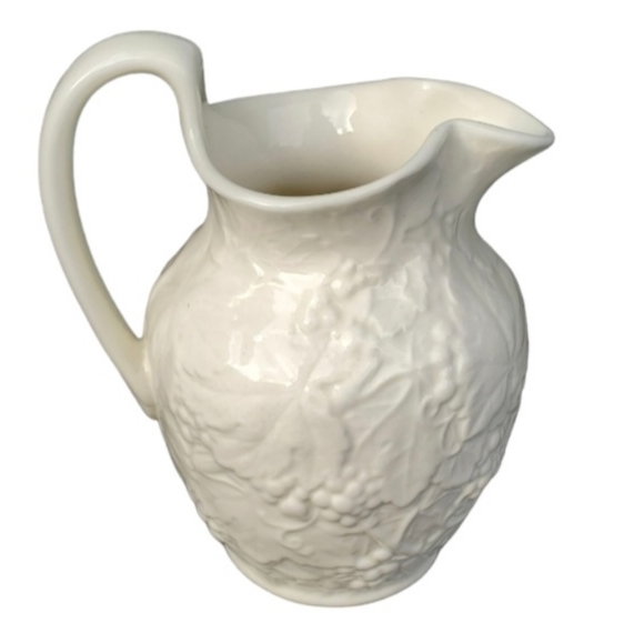 Wedgwood Strawberry & Vine 10 oz Jug - Picture 1 of 2